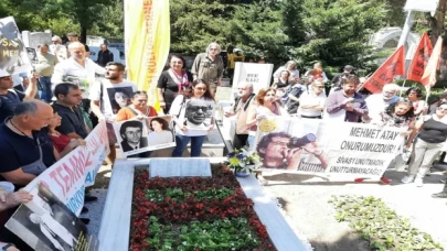 Asım Bezirci, Sivas Katliamı’nın yıldönümünde mezarı başında anıldı