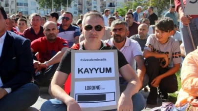 Aylardır maaşını alamayan demir çelik işçileri oturma eyleminde