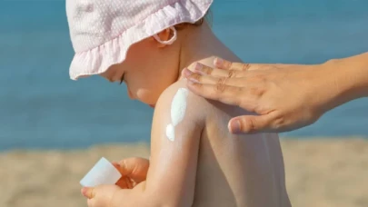 Bebeklere güneş kremi sürülmeli mi?