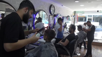 Berberler artık; Veresiye de, kredi kartıyla da; taksitle de tıraş yapıyor