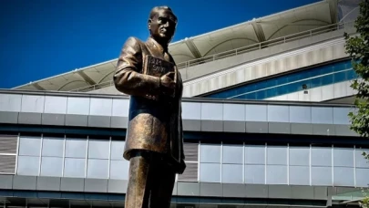 Fenerbahçe, Kadıköy Şükrü Saracoğlu Stadyumu'nun önüne Atatürk heykeli yerleştirdi
