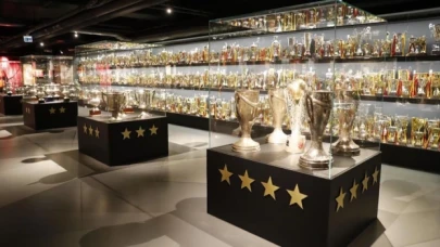 Galatasaray'dan Fenerbahçe'ye kupa ve yıldız göndermesi!