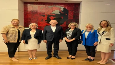 Kılıçdaroğlu, son bir yılda partiye katılan 85 bininci yeni kadın üyeye CHP rozeti taktı