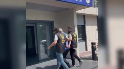 Metroda siyahi bir aileye yönelik ırkçılıkta bulunduğu iddia edilen kişi gözaltına alındı