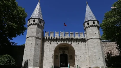 Milli Saraylar İdaresi Başkanlığı’ndan Topkapı Sarayı’nda orijinal İznik çinilerinin delindiği iddiasıyla ilgili açıklama