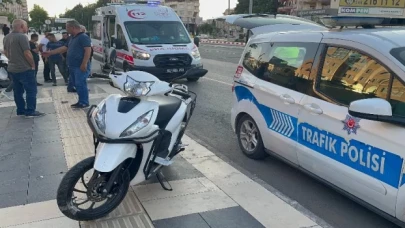 Otomobilin sıkıştırdı, motosiklet kaldırıma çarptı: 2 yaralı