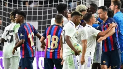 Real Madrid-Barcelona maçında saha karıştı