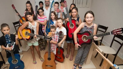 Ukuleleyi de bağlamayı da öğrenecekler