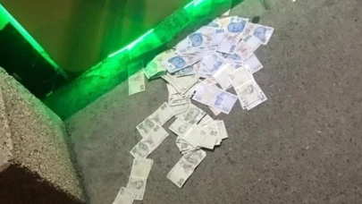 ATM'ye yüklenen fazla para, sokağa saçıldı