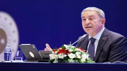 Bakan Akar Yunanistan medyasına çıkıştı! ”Gel seni ben Foça’ya götüreyim!”