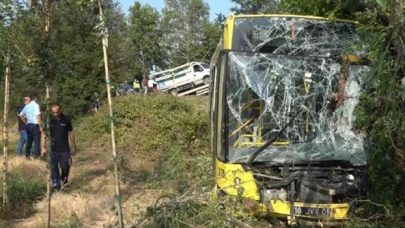 Belediye otobüsü, kamyonete çarptı; 2'si ağır, 21 yaralı