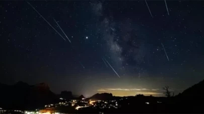 Bu gece gökyüzünde Perseid meteor yağmuru var; Perseid meteor yağmuruna ne yol açıyor?