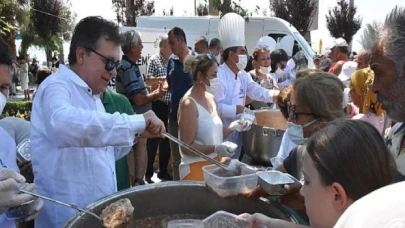 Edremit Belediyesi 18 bin kişilik aşure dağıttı