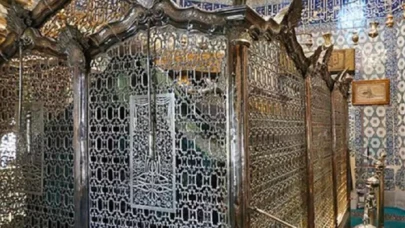 Eyüp Sultan Türbesi’ne çekiçle saldırı