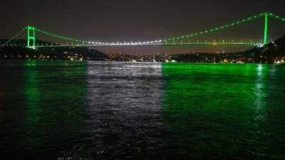 Fatih Sultan Mehmet Köprüsü, Pakistan bayrağının renklerine büründü