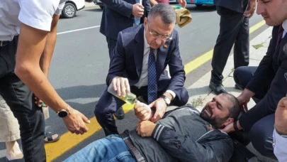 Cumhurbaşkanı Yardımcısı Fuat Oktay yaralı sürücüye kolonya döktü
