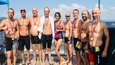 İki kolunu kazada kaybeden Belediye Başkanı bu defa Çanakkale Boğazı’nı yüzerek geçti