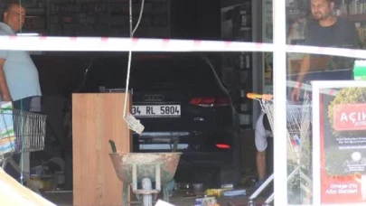 İstanbul’da kontrolden çıkan otomobil, eczaneye girdi