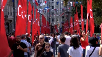 İstiklal Caddesi Türk bayraklarıyla donatıldı