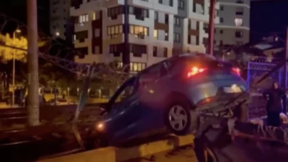 Kadıköy’de kontrolden çıkan otomobil, Marmaray tren yolunun tel örgüsünde asılı kaldı