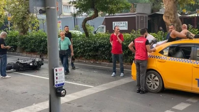 Kaza yapan motosikletli genç, taksinin üstüne düştü!