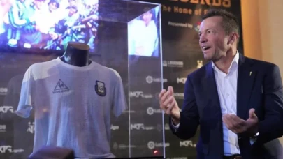 Maradona’nın efsane forması müzede yerini aldı