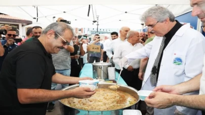 Sakarya’da Başkan Yüce, kazanın başından ikramda bulundu