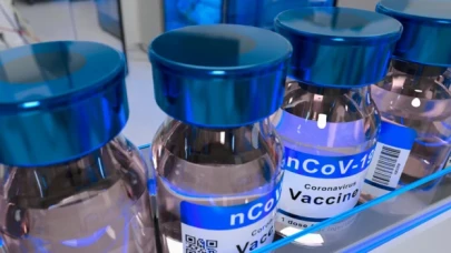 AB ilaç düzenleyicisi varyantlara uyumlu Covid-19 aşılarına yeşil ışık yaktı