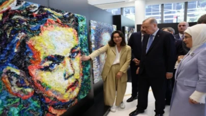Cumhurbaşkanı Recep Tayyip Erdoğan, BM çıkışında eşi Emine Erdoğan'la Türkevi'ne yürüyerek burada açılan atık sergisini gezdi