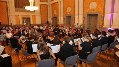 Dünya Barış Günü'nde iki kardeş belediye konser verdi