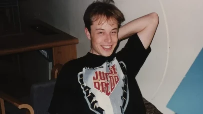 Elon Musk'ın üniversite sevgilisi, eski fotoğraf ve hediyeleri açık artırmada satışa çıkardı