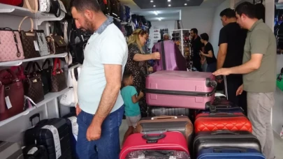 Gümrükte unutulan valizler satışa sunuldu