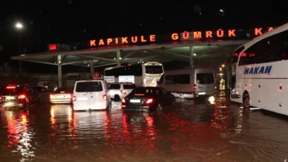 Kapıkule Gümrük Sahası’nı sel vurdu: Yollar kapandı, araçlar mahsur kaldı