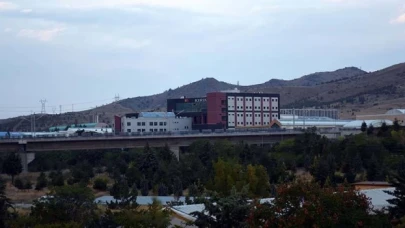 Kırıkkale Üniversitesi’nde bir idari personel, kampüsteki ağaçlık alanda ölü bulundu