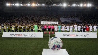 Sahaya inen taraftar Beşiktaşlı futbolculara uçan tekmeyle  saldırdı!