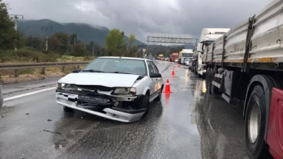 Bilecik’te 2 dakika arayla aynı kavşakta trafik kazası 5 yaralı