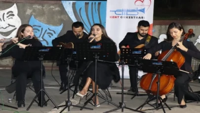 İzmit’te usta şair Attila İlhan şiirleriyle anıldı