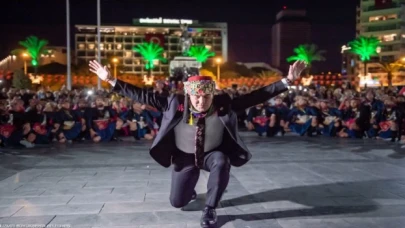 Soyer’den İzmirlilere zeybek sürprizi