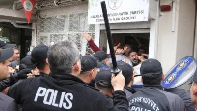 Adana’da, polis basın açıklamasını bina içinde yapmayan HDP’lilere müdahale etti