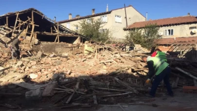 Bilecik Pazaryeri’nde metruk binalara yıkım