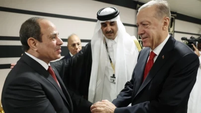 Cumhurbaşkanı E﻿rdoğan, Sisi'yle selamlaşıp tokalaştı