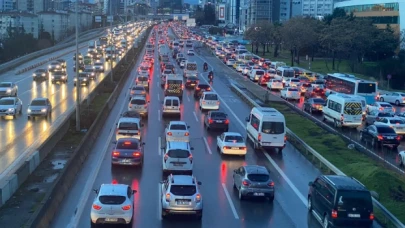 İstanbul'da yağış trafik yoğunluğunu artırdı