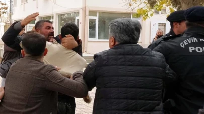 Ümit Özdağ’a Karkamış’ta protesto, partililer ve protestocular arasında arbede çıktı