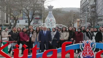 Alim Işık gençlere Zafer Meydanı’nı anlattı