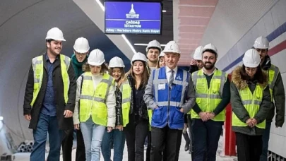 Başkan Tunç Soyer İzmir’in yeni metrosunda üniversite öğrencileriyle buluştu