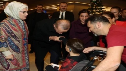 Erdoğan çiftinden özel hastanede hasta ziyareti
