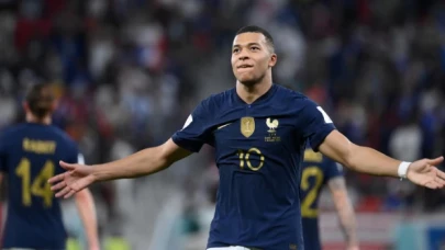 Fransız futbolcu Mbappe, alkollü içki logosu önünde poz vermeyi reddetti