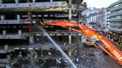 İstanbul’un ilk katlı otoparkı Karaköy Otoparkı’nın yıkımına başlandı