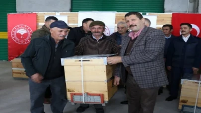 Manisa yılın son hibe fidanlarını Demirci’de dağıttı