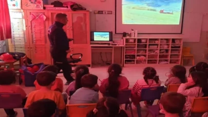 Manisalı öğrenciler itfaiyecilerle tanıştı